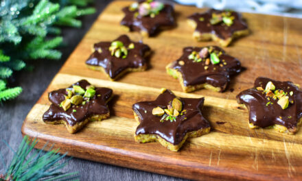 Einfache Pistaziensterne mit Schokoladenglasur