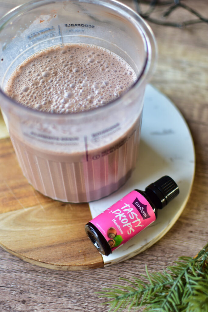 Selbstgemachtes Schokoeis Eis mit Backkakao und Haselnussdrops im Creami zubereitet.