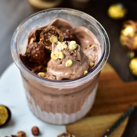 Ninja Creami Deluxe Rocher Eis Rezept mit sahniger, weicher Konsistenz.