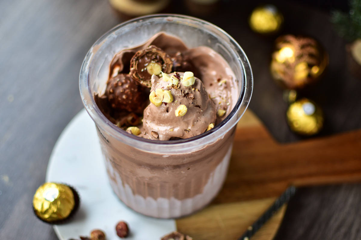 Rocher Eis im Ninja Creami * – das cremigste Schoko-Haselnuss-Eis