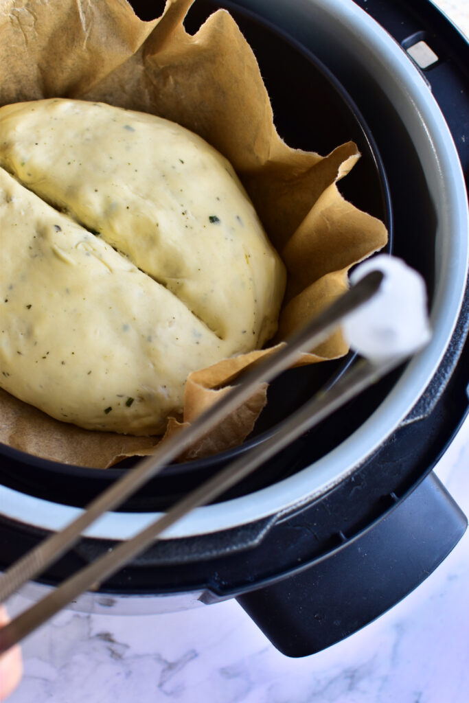 Selbstgebackenes Quarkbrot im Airfryer einfach und schnell mit dem Eiswürfeltrick wie hier zu sehen, wird es besonders gut.