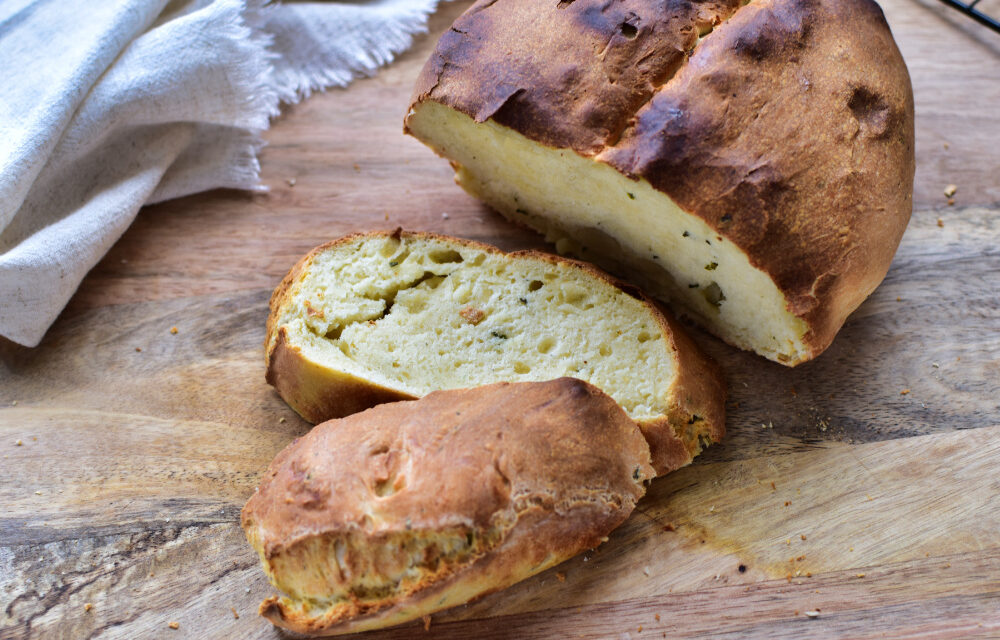 Einfaches Brot backen im Airfryer – saftiges Frühlingsquark Brot
