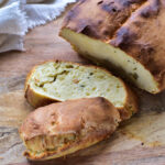 Einfaches Brot backen im Airfryer – saftiges Frühlingsquark Brot