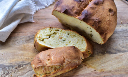 Einfaches Brot backen im Airfryer – saftiges Frühlingsquark Brot