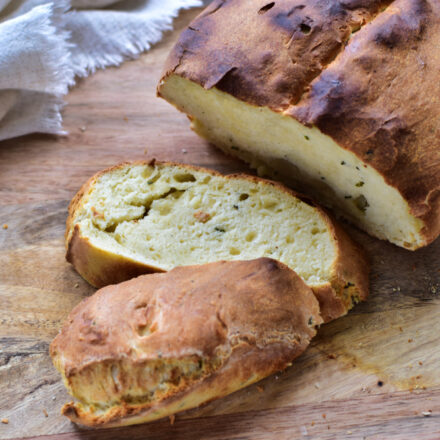 Einfaches Brot backen im Airfryer – saftiges Quarkbrot ohne Hefe angeschnitten auf einem Brett.