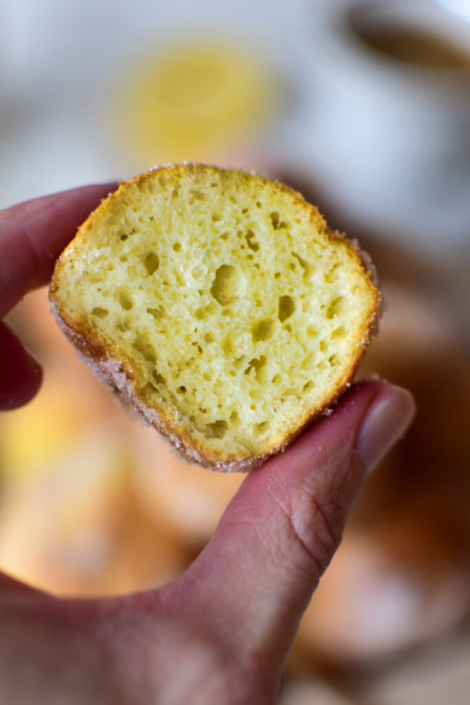 Detailaufnahme der fluffigen Airfryer Quarkbällchen aus der Heißluftfritteuse