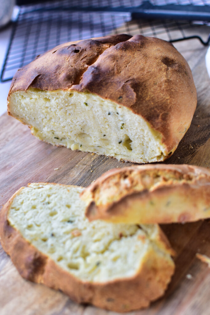 Frühlings-Quarkbrot frisch gebacken im Airfryer angeschnitten auf einem Brettchen