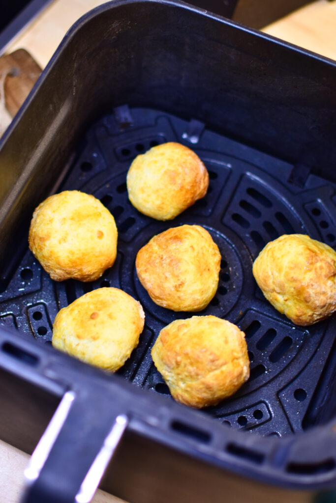 Quarkbällchen im Airfryer Korb beim Backen