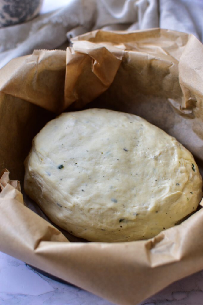 Teig auf Backpapier für Schnelles Brot aus dem Airfryer ohne Gehzeit.