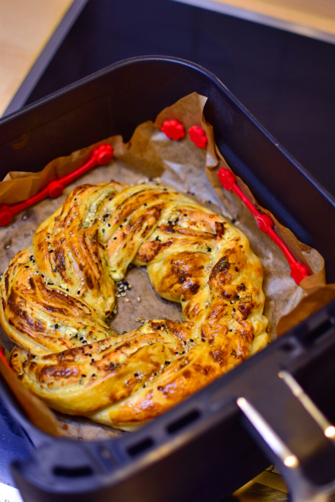 Knuspriger Blätterteigkranz mit Lachs nach dem Backen in der Heißluftfritteuse.