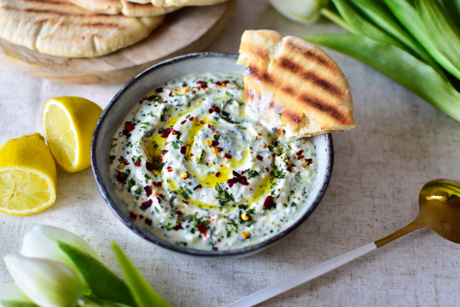 Cremiger Bärlauch Dip nach einfachem Rezept in einer Schale