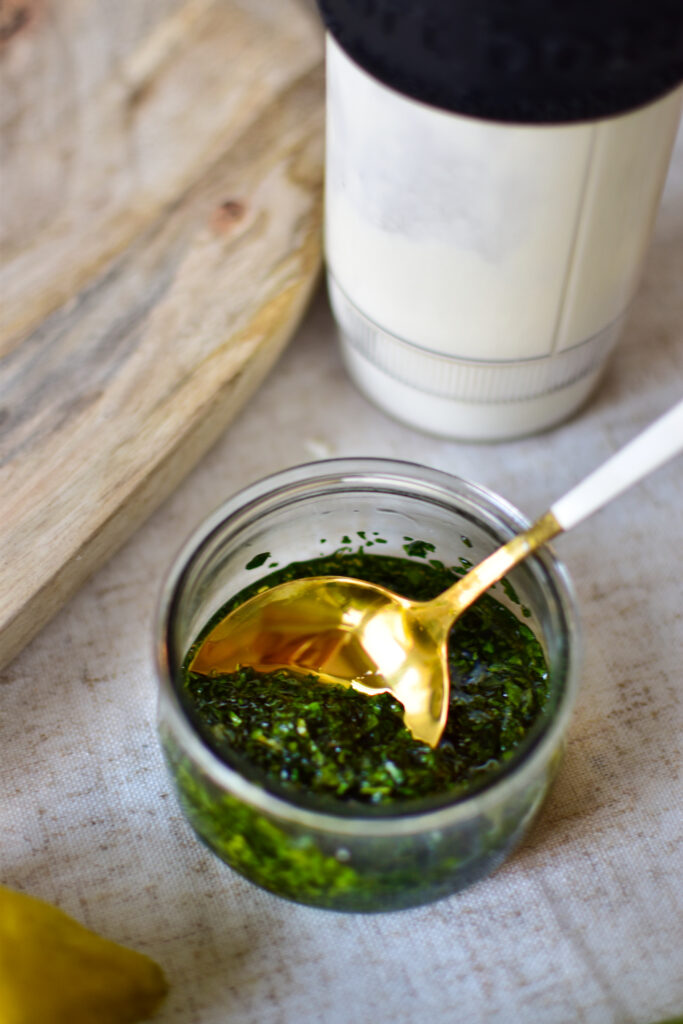 Bärlauch wird in Olivenöl mariniert.