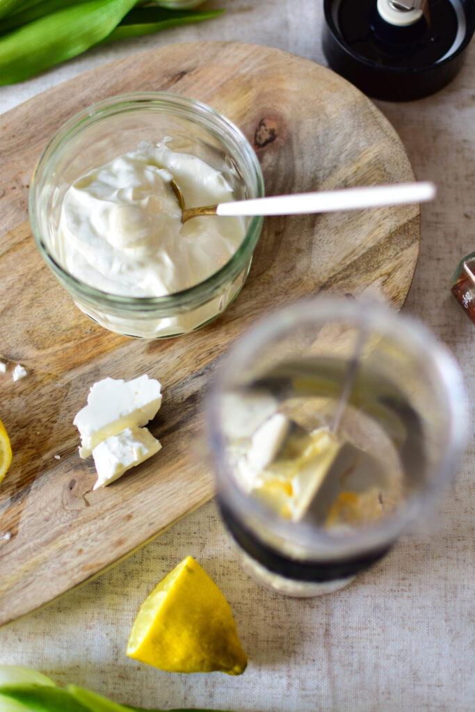 Die Whipped Feta Creme wird im Mixer zubereitet.