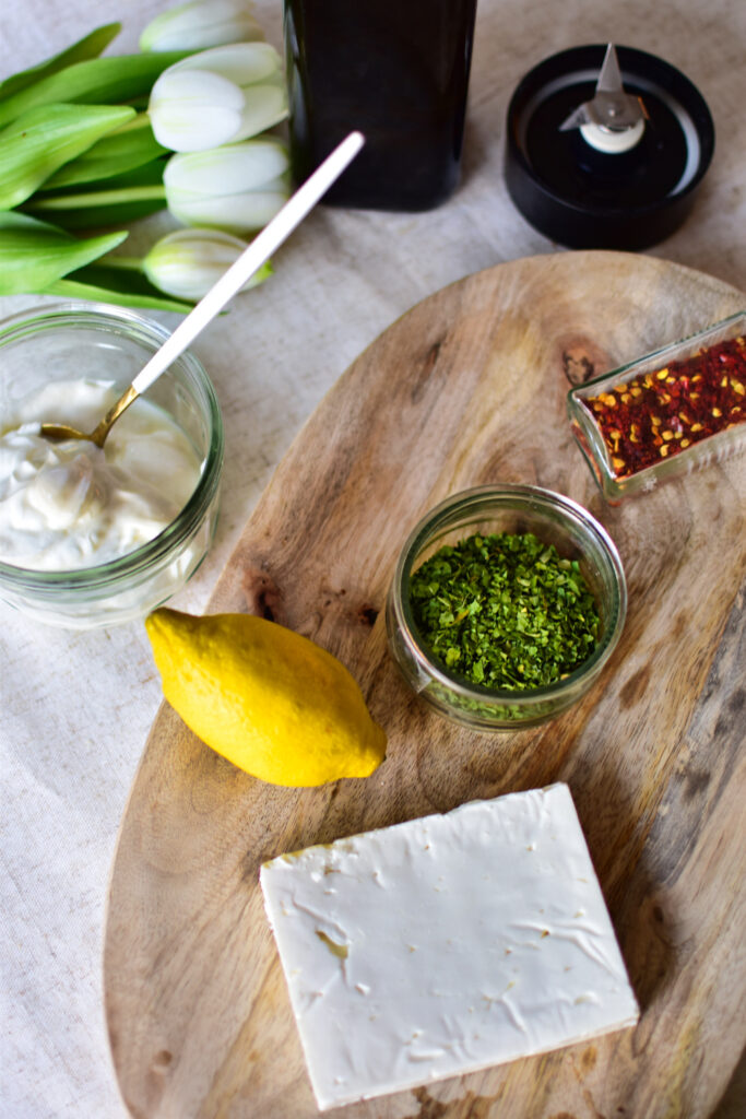 Selbstgemachter Bärlauch Dip mit Chili Flocken -alle Zutaten auf einen Blick.