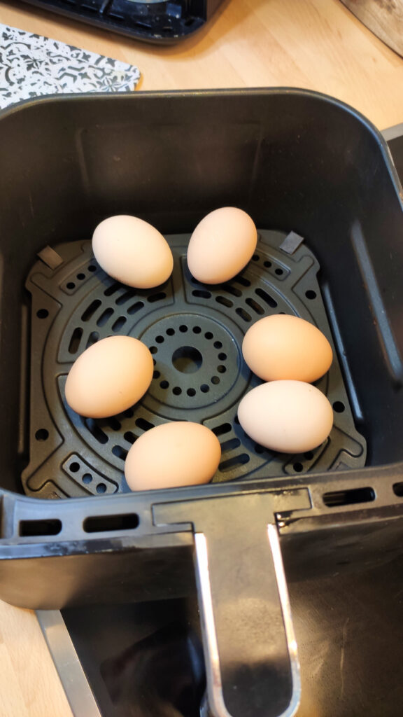 Eier im Airfryer beim Garen im Frittierkorb
