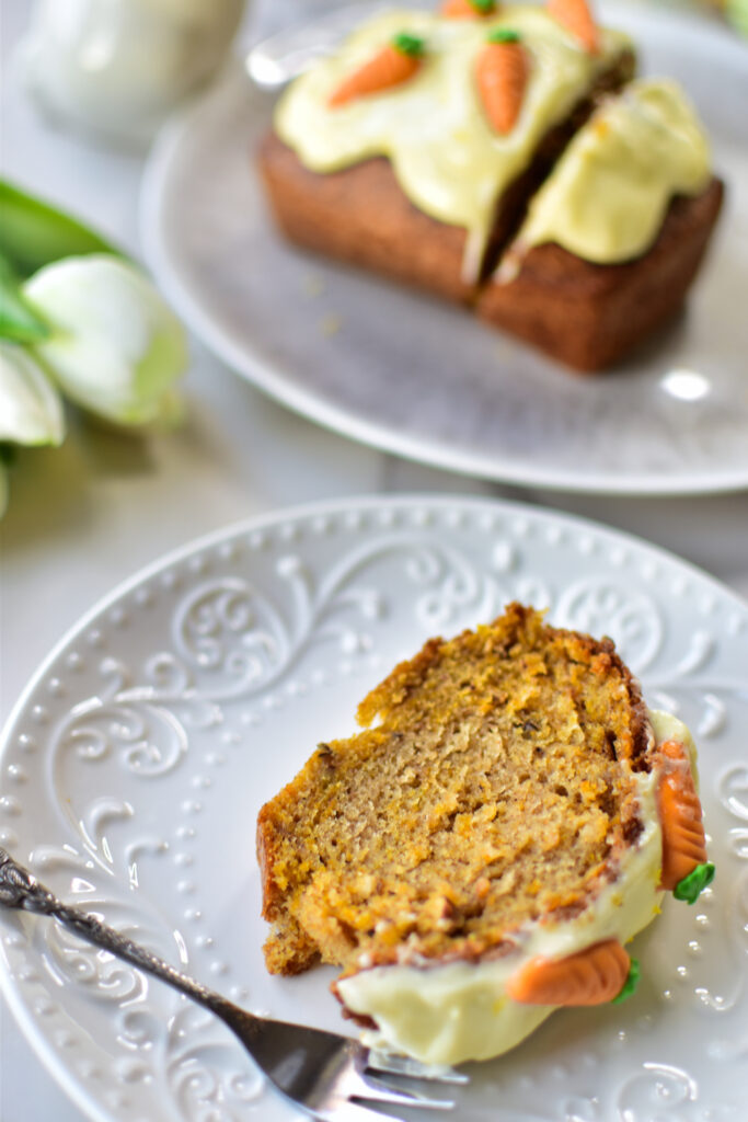 Angeschnittener Karottenkuchen aus dem Airfryer auf einem hellen Teller serviert