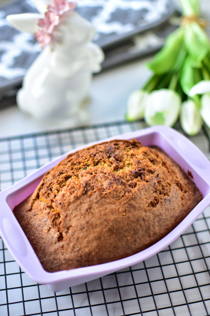 Mini Kuchen für Ostern auf einem Abkühlblech