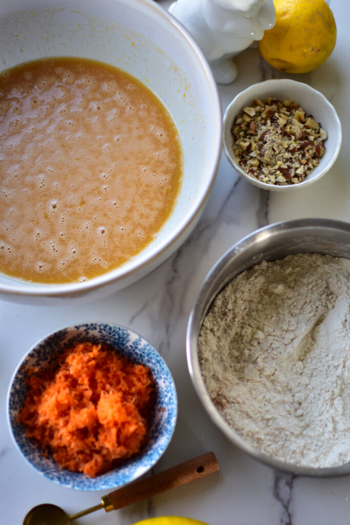 Karottenkuchen Teig in Silikonform vor dem Backen.