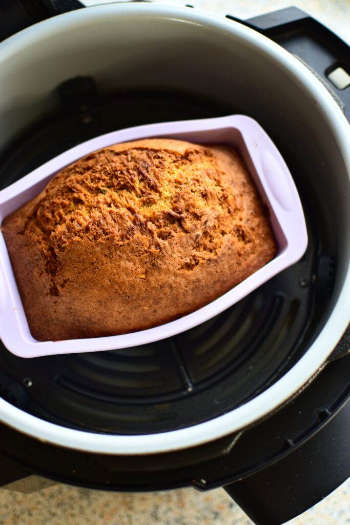 Kleiner Kuchen im Korb der Heißluftfritteuse.