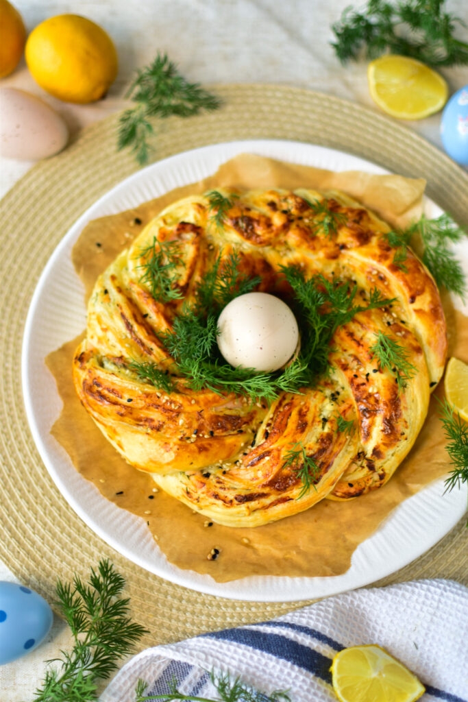 Blätterteigkranz mit Lachs im Airfryer auf einem hellen Teller serviert.