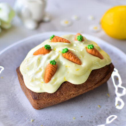 Zitroniger Mini Kuchen dekoriert mit Marzipan-Karotten.