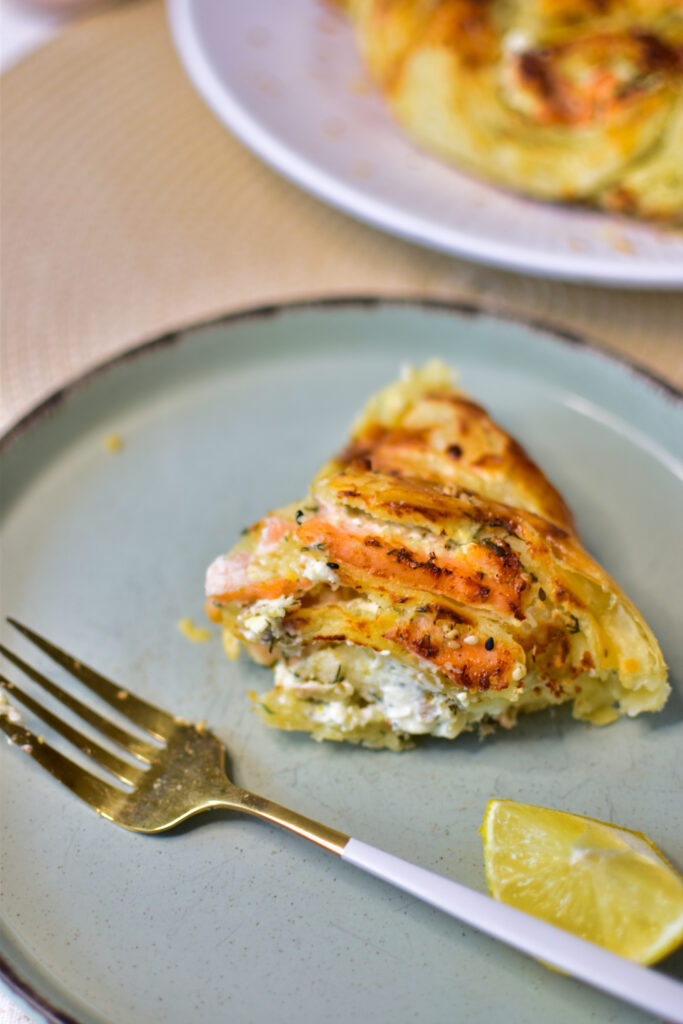 Nahaufnahme der Füllung aus Graved Lachs, Frischkäse und frischem Dill.