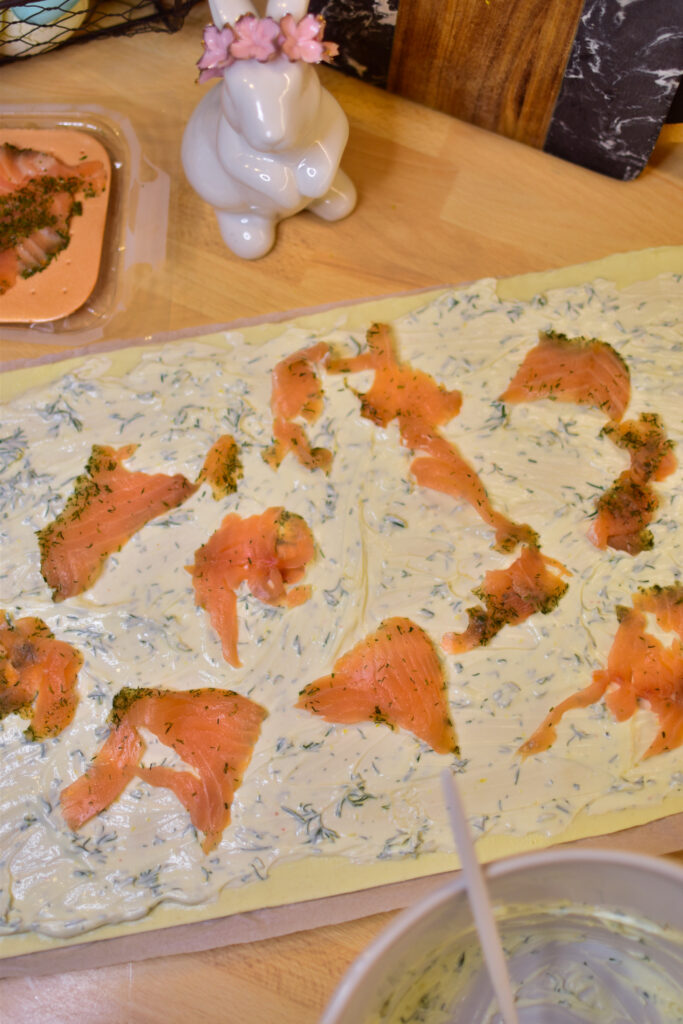 Blätterteig mit Frischkäse-Dill-Creme und Räucherlachs belegt.