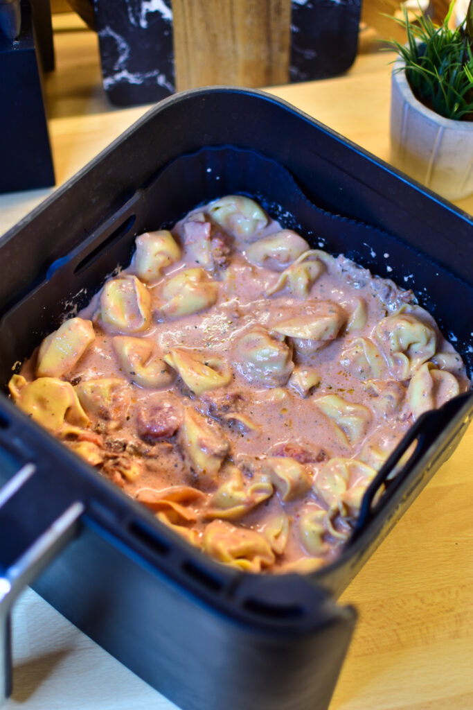 Einfaches Abendessen aus dem Airfryer – cremige Tortellini One Pot in Silikonform