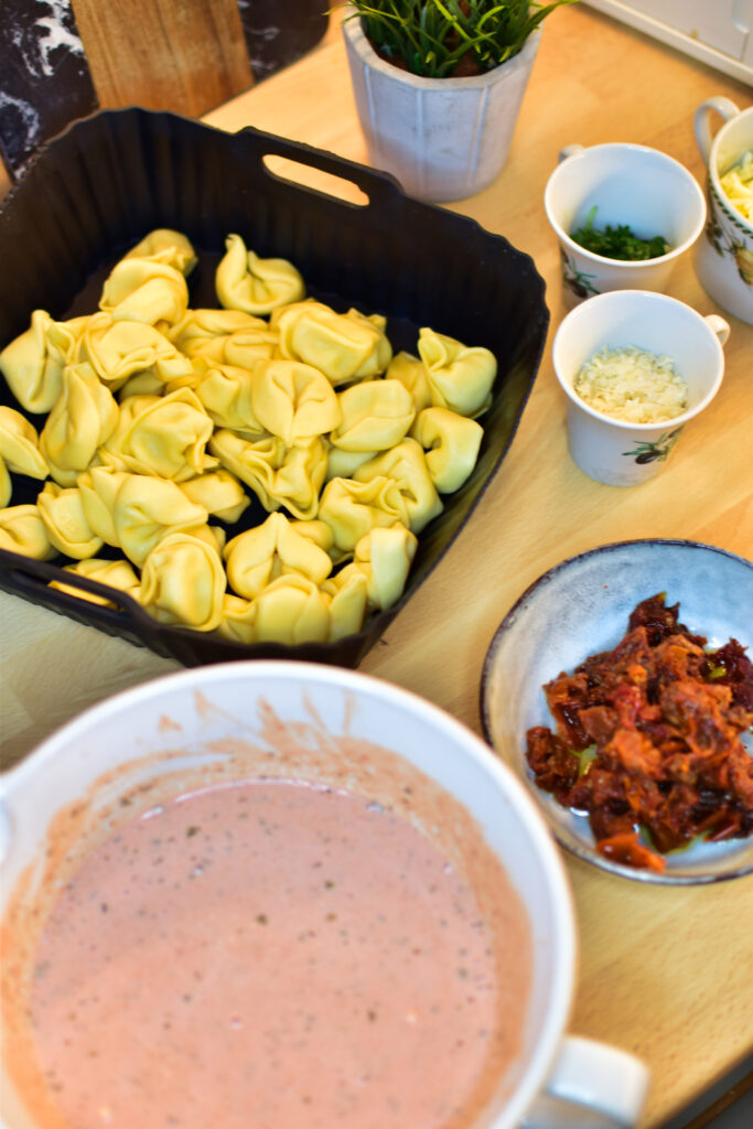 Sauce für Tortellini One Pot im Airfryer wird in der Silikonform angerührt