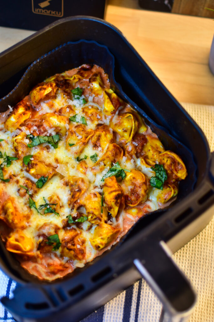 Tortellini mit Tomaten und Frischkäse nach dem Garen im Airfryer