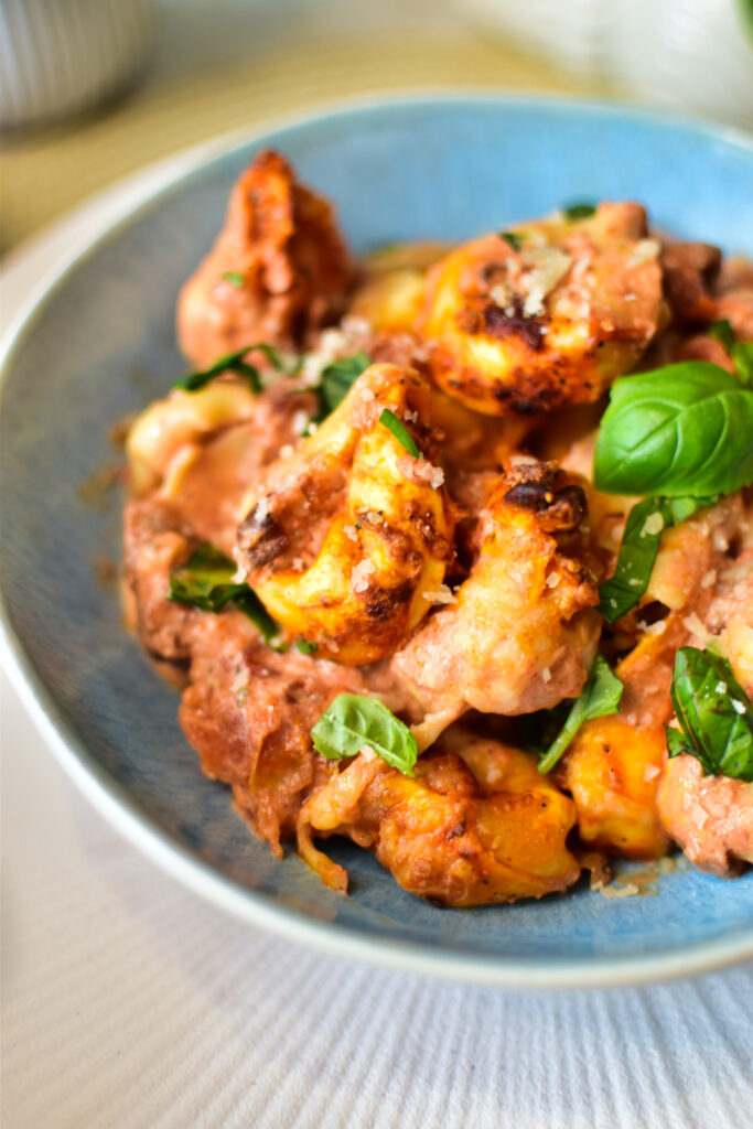 Überbackene cremige Tortellini als einfaches Abendessen aus dem Airfryer