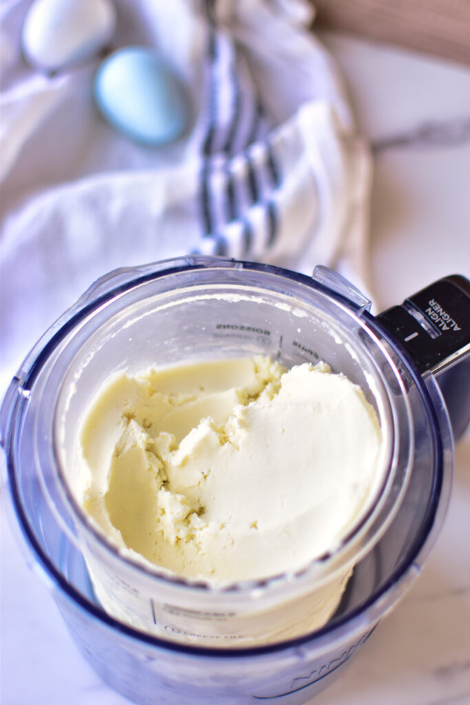 Zubereiteter Ninja CREAMi Deluxe Behälter mit weißer Schokolade Eis nach dem Mixen.