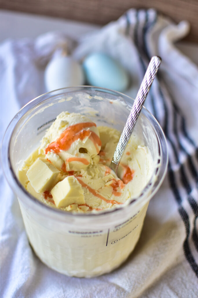 Einfaches Weißes Schokoladeeis in einem Ninja Creami Becher.