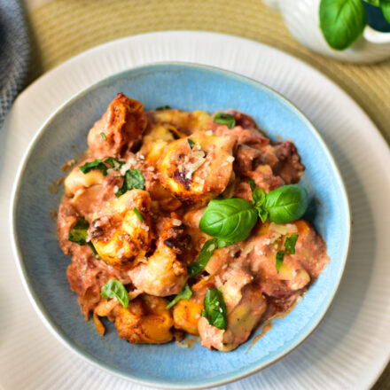 Airfryer Tortellini Abendessen auf einem Teller serviert.