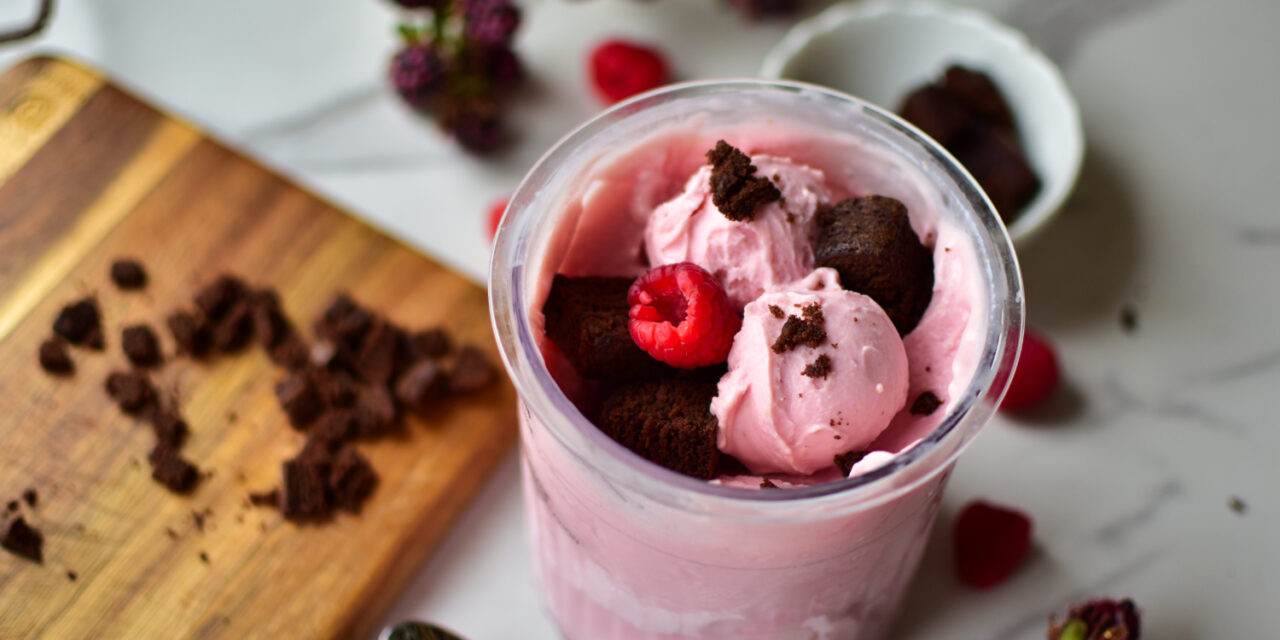 Himbeereis im Ninja Creami*- mit Brownie-Stückchen