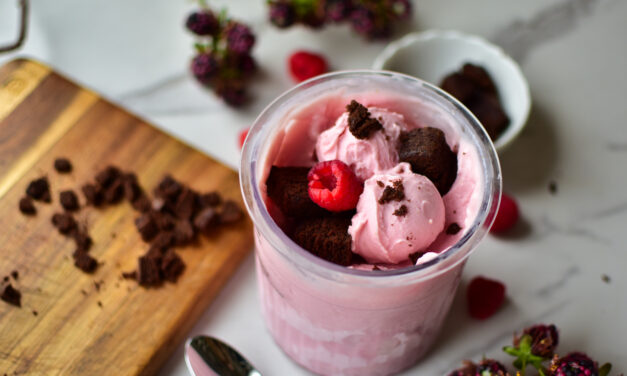 Himbeereis im Ninja Creami*- mit Brownie-Stückchen