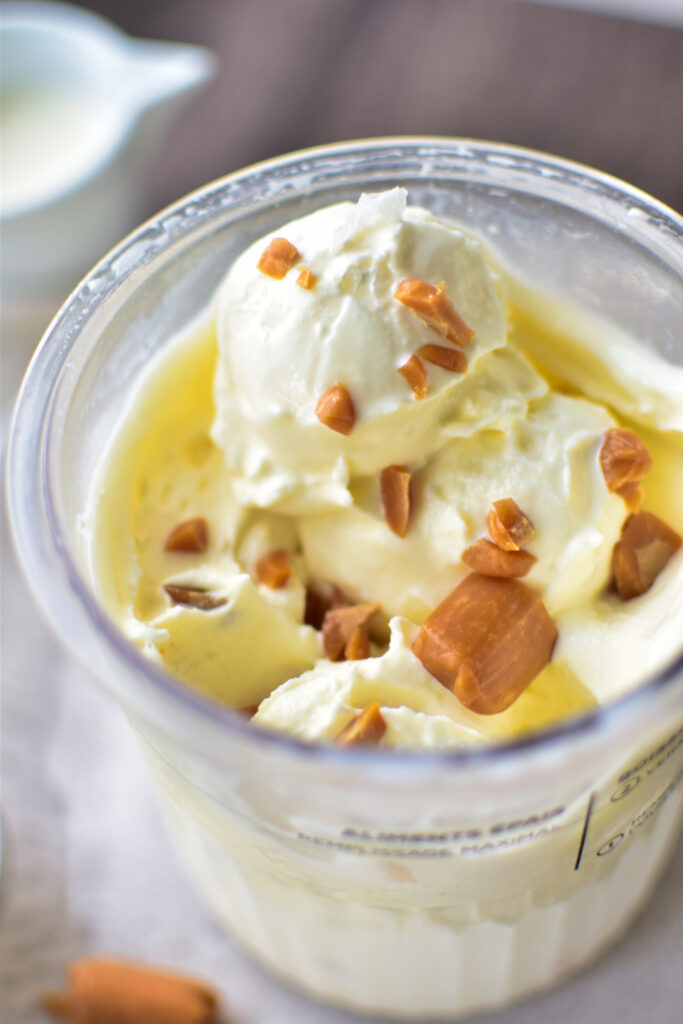 Cremiges Toffee-Meersalz Eis, frisch zubereitet mit dem Ninja Creami, dekoriert mit Meersalzkristallen und Karamellstücken in einer Eisschale.