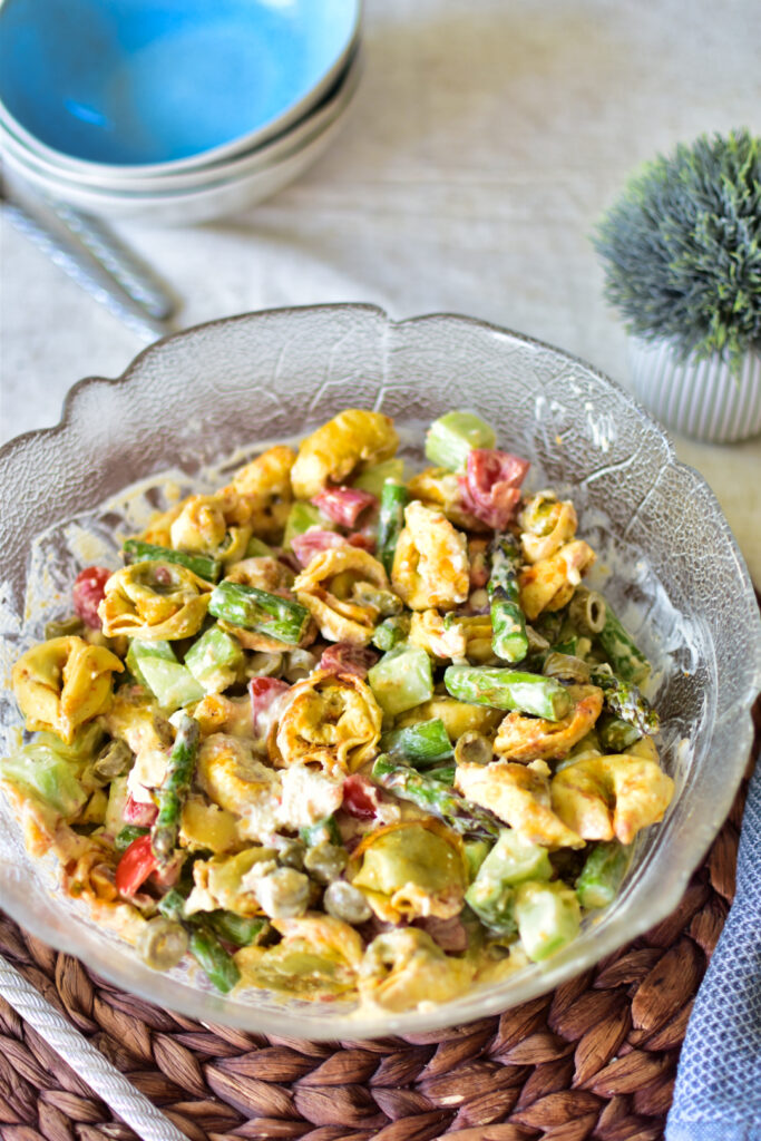 Köstlicher Grillsalat mit knusprigen Airfryer Tortellini und grünem Spargel in einer großen Schüssel