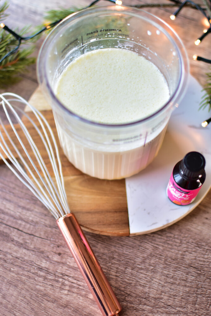 Zutaten für ein einfaches Eis im Ninja Creami, bestehend aus gesüßter Kondensmilch, Milch, Sahne und Toffee-Drops, die in einer Schüssel verrührt werden.