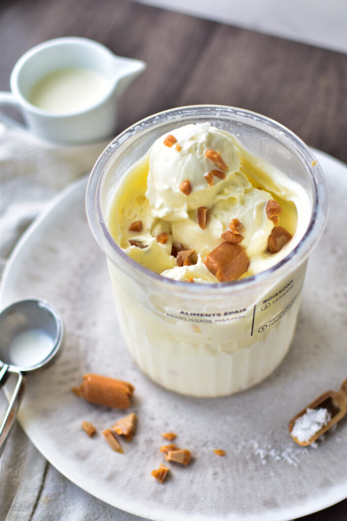 Ninja Creami Becher mit einfachem Eis und Karamell und Salz.