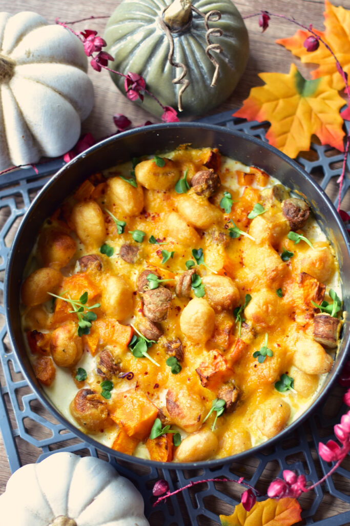 Der herbstliche Airfryer Gnocchi Auflauf mit Kürbis, Bratwurst und cremiger Käsesauce in der Ninja Airfryer Form.
