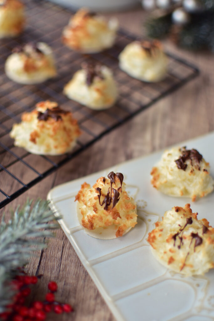 Saftige Kokosmakronen im Airfryer gebacken, mit goldbraunen Kokosspitzen und feinen Schokoladenfäden