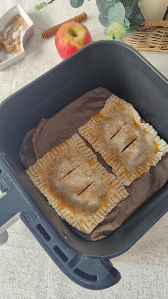 Der rohe, süßgefüllte Blätterteig vorm Backen im Korb der Heißluftfritteuse.