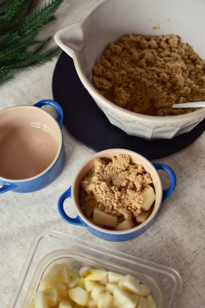 Weihnachtlicher Birnencrumble mit knusprigen Butterstreuseln in einer kleinen Auflaufform.