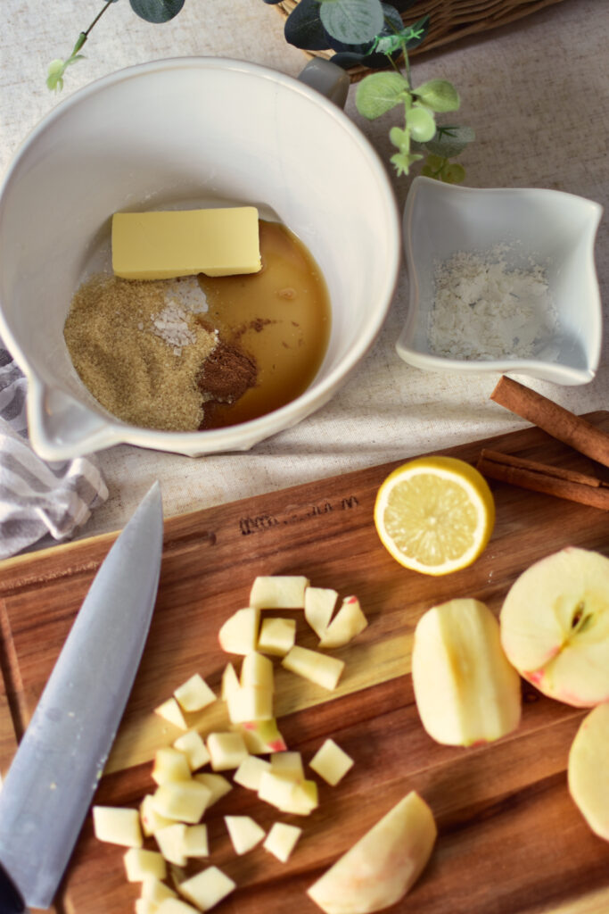 Alle Zutaten für goldbraune Apfeltaschen aus dem Airfryer mit Apfelfüllung und Salted Caramel